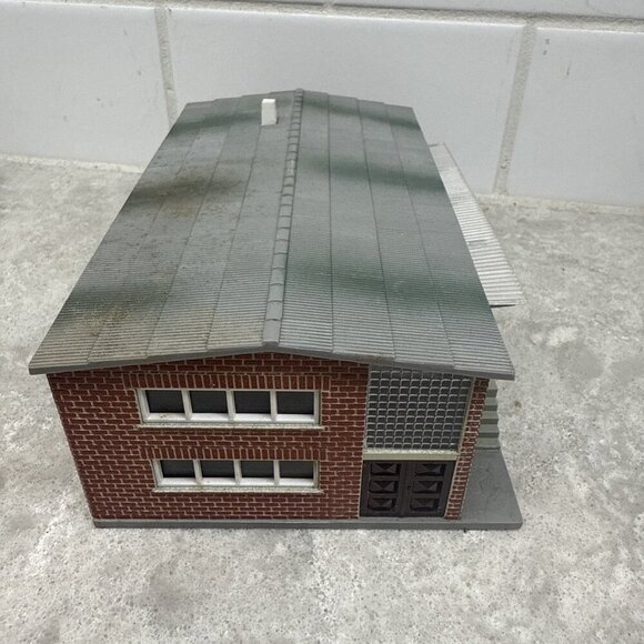 Vollmer Germany HO Industrial Building, Doors Slide Open/Close, Weathered - Picture 4 of 5